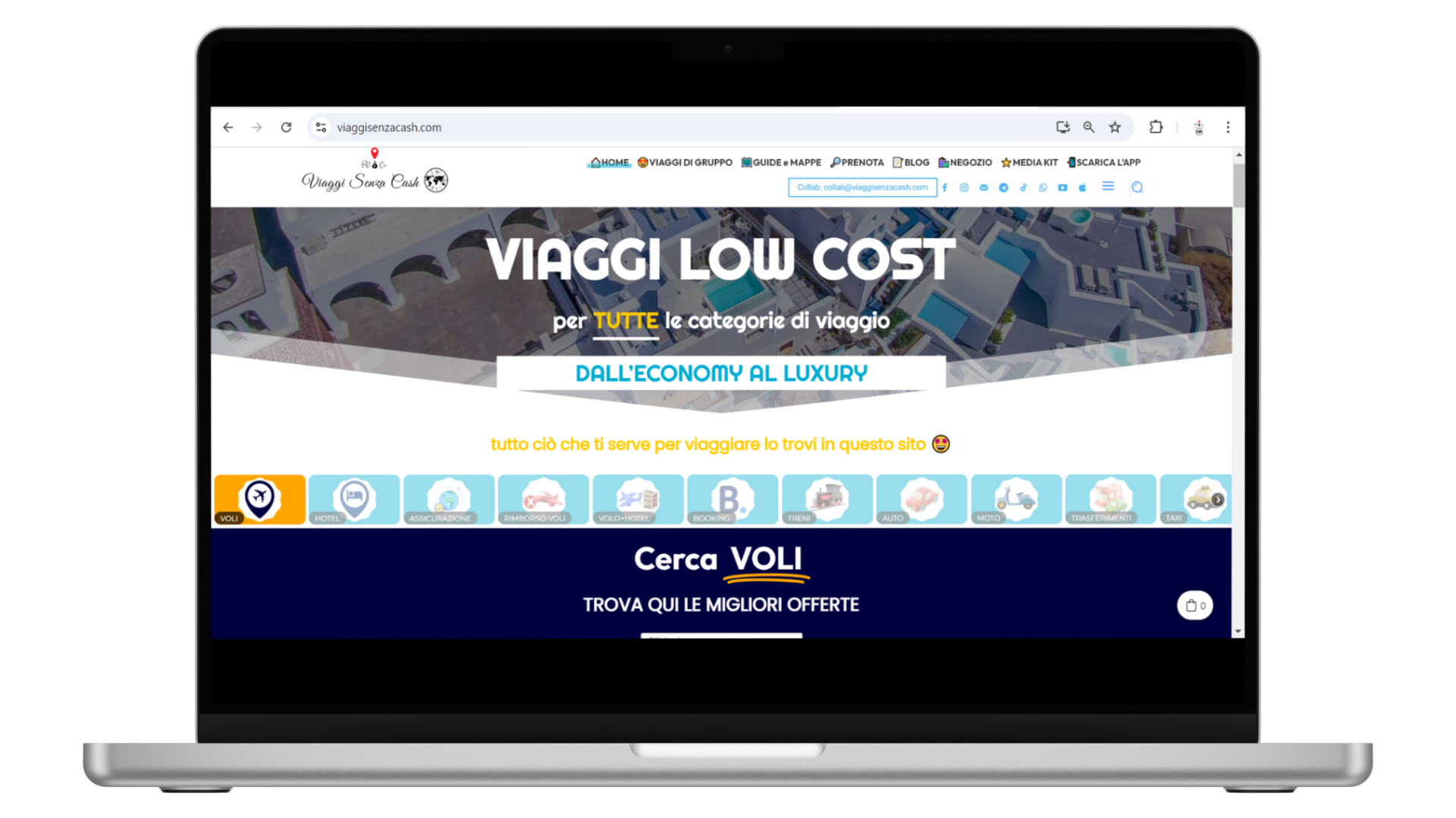 immagine di un computer che mostra nel monitor un sito web di prenotazione viaggi low cost per una scuola su come diventare travel blogger